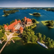 Тракайский замок аэросъемка в Литве. Воздушная съемка видео фото с квадрокоптера. 