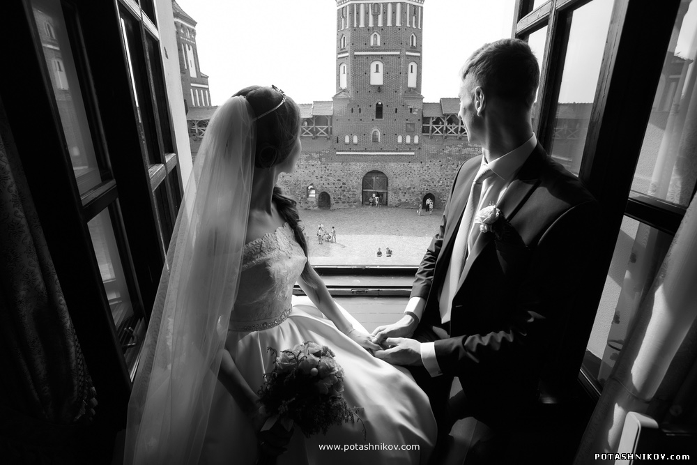 Фотосъемка свадьбы в замке. Фотосессия в Мирском замке. Свадебный фотограф. 