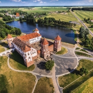 Мирский замок с высоты птичьего полета. Фотография замка в Мире. Фото видео съемка с дрона